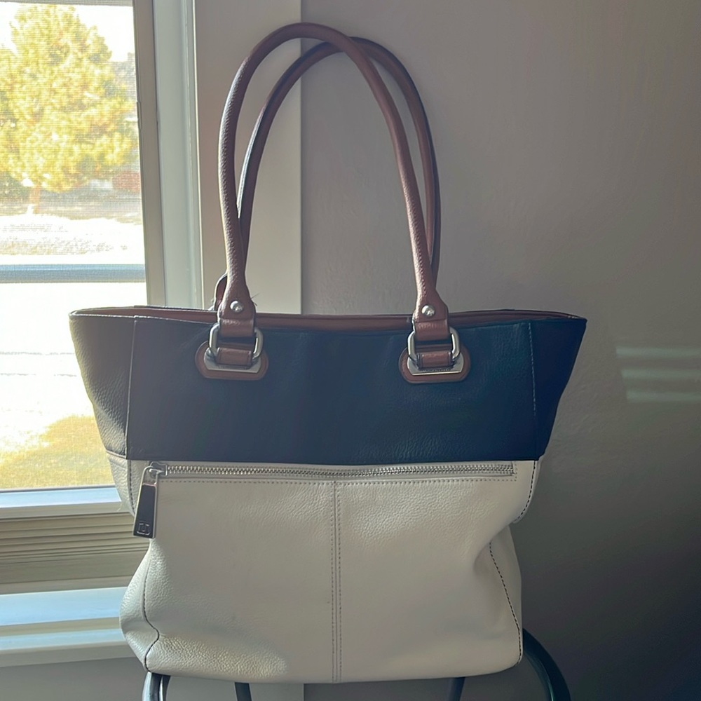Tignanello leather purse in good condition. White brown and black.